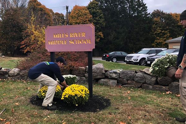 600x400-team-fall-flower-install